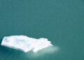 Bloque de hielo desprendiéndose de un glaciar en la Antártida, región afectada por contaminación por mercurio.
