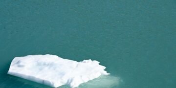 Bloque de hielo desprendiéndose de un glaciar en la Antártida, región afectada por contaminación por mercurio.