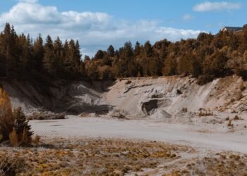 Suelo agrietado por sequía en zona de estrés hídrico, representando el impacto del fracking en México