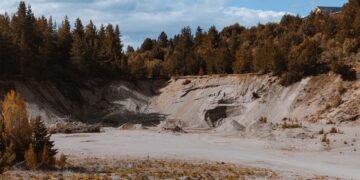 Suelo agrietado por sequía en zona de estrés hídrico, representando el impacto del fracking en México