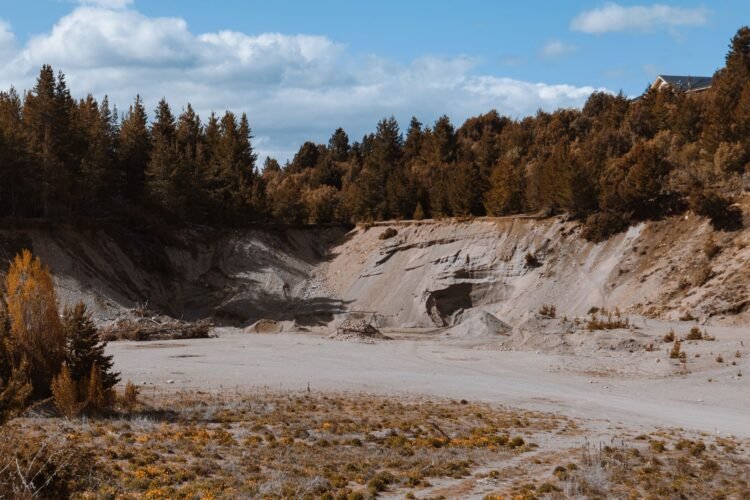 Suelo agrietado por sequía en zona de estrés hídrico, representando el impacto del fracking en México