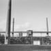 Refinería petrolera de mediados del siglo XX con chimeneas emitiendo humo, época en que gobiernos conocían riesgos del calent