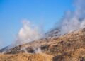 Vapor geotérmico emergiendo de formaciones rocosas en la región del Himalaya, donde India desarrolla su potencial de energía