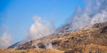 Vapor geotérmico emergiendo de formaciones rocosas en la región del Himalaya, donde India desarrolla su potencial de energía