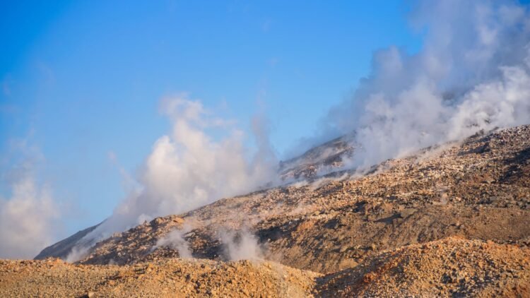 Vapor geotérmico emergiendo de formaciones rocosas en la región del Himalaya, donde India desarrolla su potencial de energía