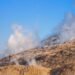 Vapor geotérmico emergiendo de formaciones rocosas en la región del Himalaya, donde India desarrolla su potencial de energía
