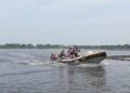 Operaciones de rescate durante las inundaciones provocadas por la ruptura del embalse en Guangxi, China.
