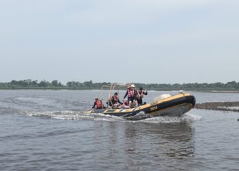 Operaciones de rescate durante las inundaciones provocadas por la ruptura del embalse en Guangxi, China.