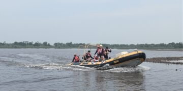 Operaciones de rescate durante las inundaciones provocadas por la ruptura del embalse en Guangxi, China.