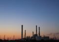 Chimeneas industriales en Europa al atardecer, representando el mercado de carbono del ETS europeo.