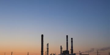 Chimeneas industriales en Europa al atardecer, representando el mercado de carbono del ETS europeo.