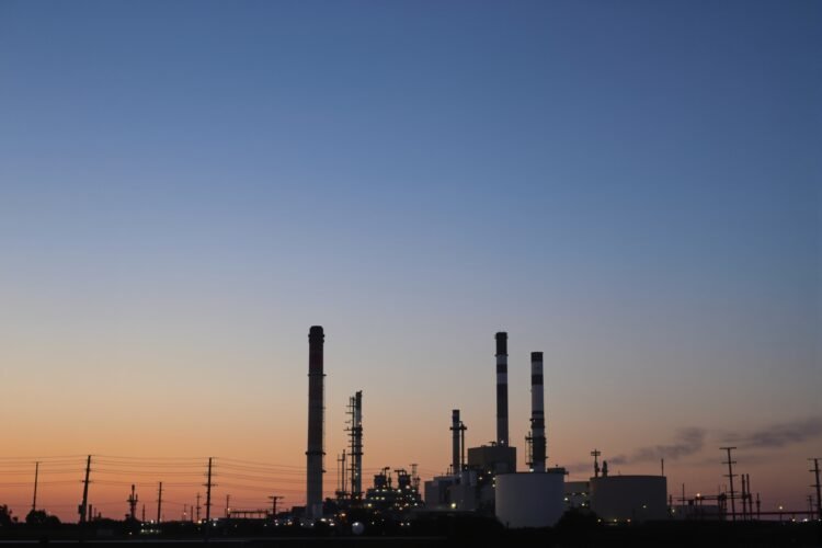 Chimeneas industriales en Europa al atardecer, representando el mercado de carbono del ETS europeo.