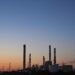 Chimeneas industriales en Europa al atardecer, representando el mercado de carbono del ETS europeo.