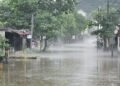 Calles inundadas en una aldea del sur de China tras el paso de un tifón, con aguas cubriendo viviendas.