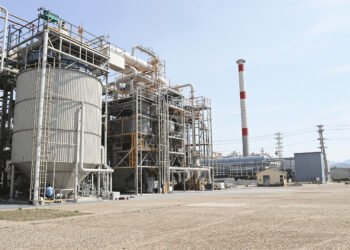 Vista de una planta de biomasa industrial en Japón con tanques de almacenamiento.