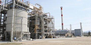 Vista de una planta de biomasa industrial en Japón con tanques de almacenamiento.