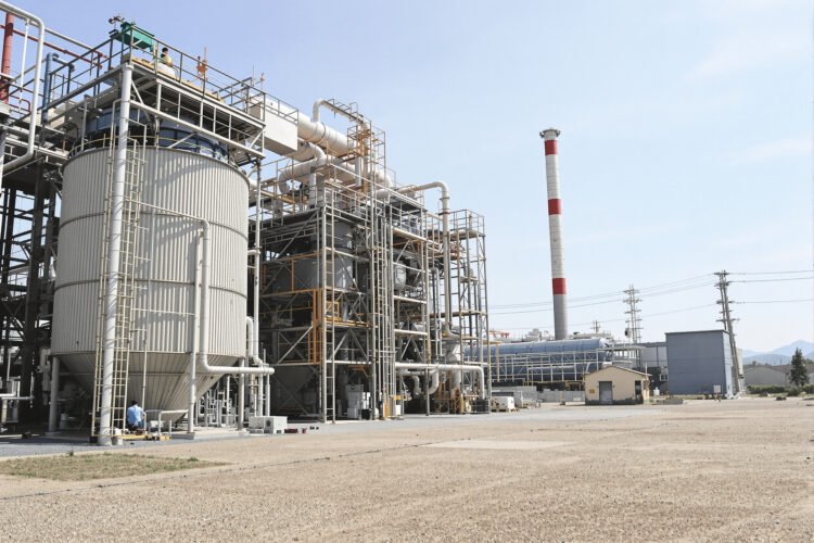 Vista de una planta de biomasa industrial en Japón con tanques de almacenamiento.