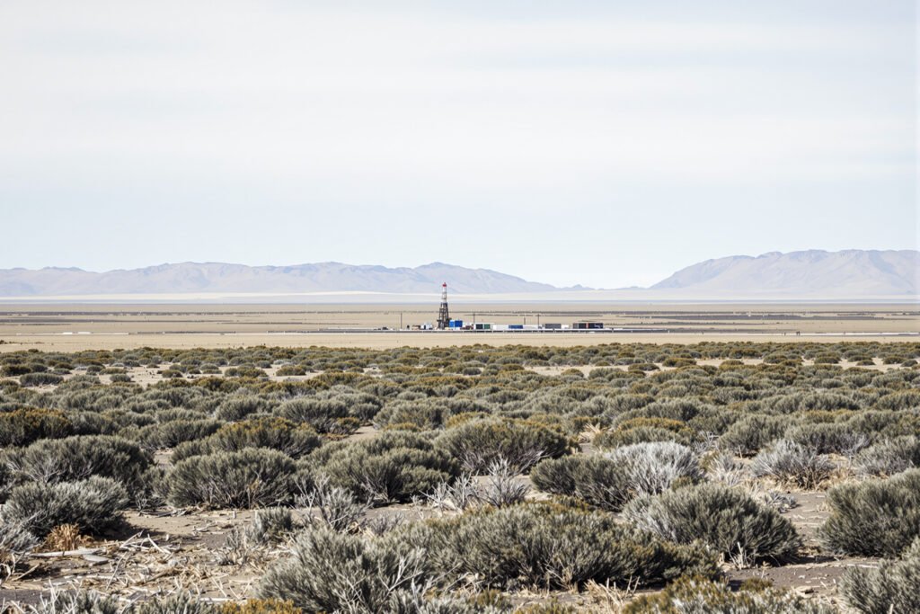 Paisaje del yacimiento Vaca Muerta en la Patagonia argentina, epicentro de la disputa geopolítica entre EEUU y China.