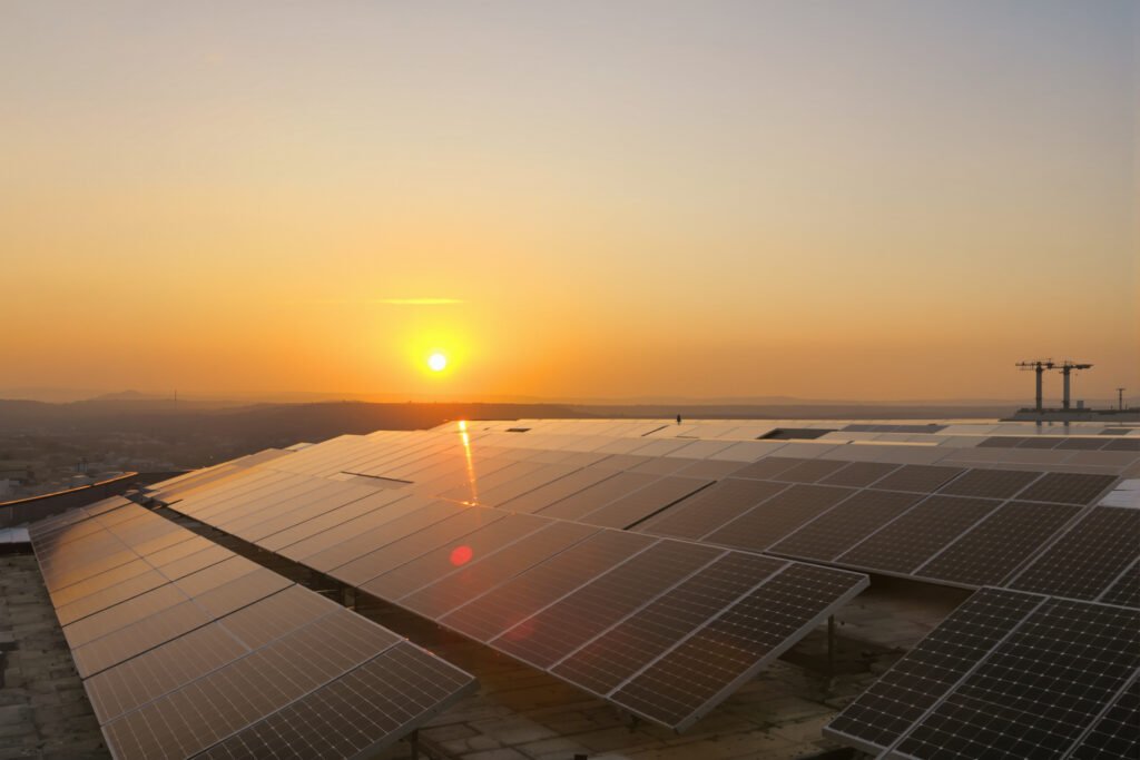 Paneles solares instalados en tejados en África bajo el sol del atardecer.