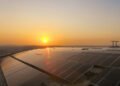 Paneles solares instalados en tejados en África bajo el sol del atardecer.