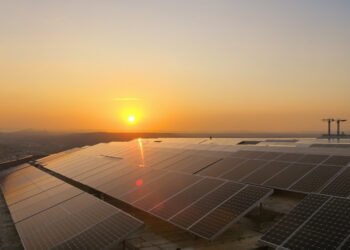 Paneles solares instalados en tejados en África bajo el sol del atardecer.
