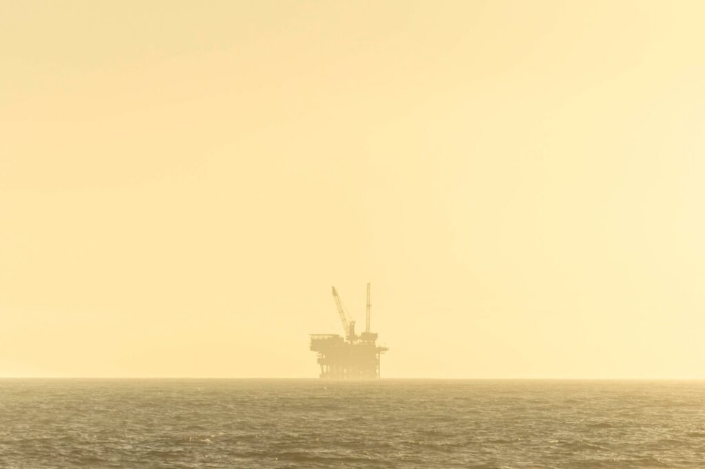 Plataforma de extracción de petróleo con emisiones industriales, representando las alertas ambientales en México por fracking