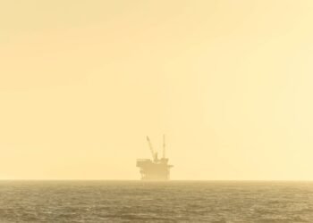 Plataforma de extracción de petróleo con emisiones industriales, representando las alertas ambientales en México por fracking