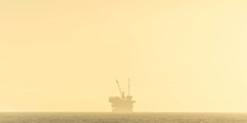 Plataforma de extracción de petróleo con emisiones industriales, representando las alertas ambientales en México por fracking