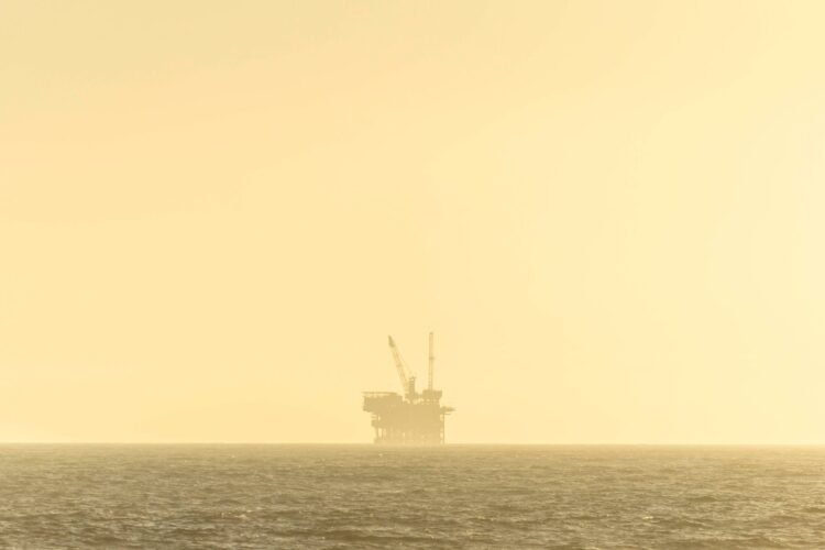 Plataforma de extracción de petróleo con emisiones industriales, representando las alertas ambientales en México por fracking