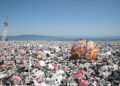 Dispositivo de pesca abandonado flotando en aguas tropicales cerca de arrecifes de coral.