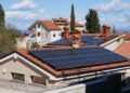 Paneles solares instalados sobre tejados residenciales en Australia con cielo despejado