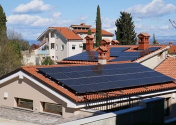 Paneles solares instalados sobre tejados residenciales en Australia con cielo despejado