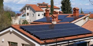 Paneles solares instalados sobre tejados residenciales en Australia con cielo despejado