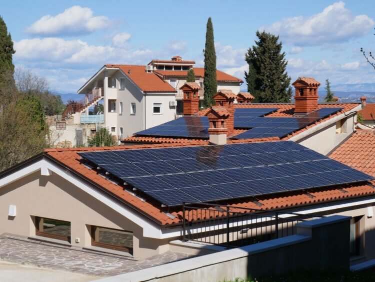 Paneles solares instalados sobre tejados residenciales en Australia con cielo despejado