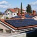 Paneles solares instalados sobre tejados residenciales en Australia con cielo despejado