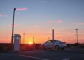Estación de carga para vehículos eléctricos al atardecer, símbolo de la transición hacia la movilidad eléctrica en Sudamérica