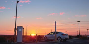 Estación de carga para vehículos eléctricos al atardecer, símbolo de la transición hacia la movilidad eléctrica en Sudamérica