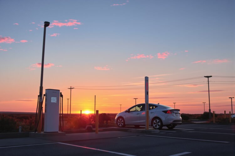 Estación de carga para vehículos eléctricos al atardecer, símbolo de la transición hacia la movilidad eléctrica en Sudamérica