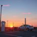 Estación de carga para vehículos eléctricos al atardecer, símbolo de la transición hacia la movilidad eléctrica en Sudamérica