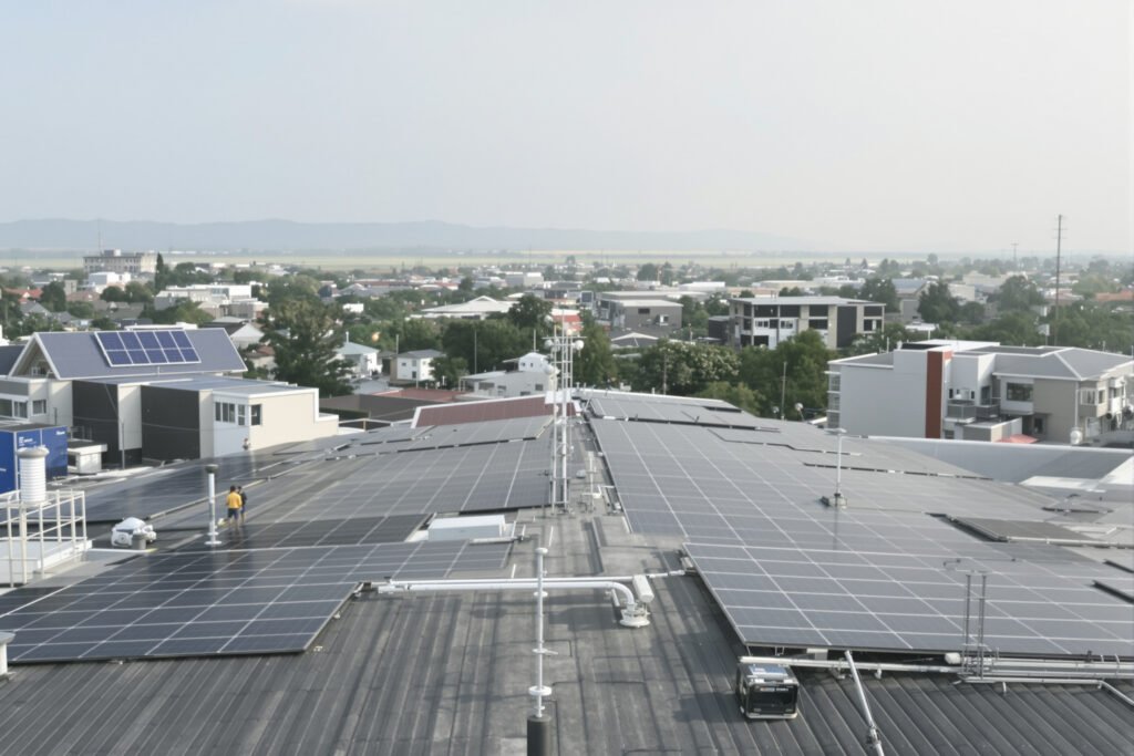 Paneles solares en techos de casas de barrio residencial australiano con baterías de almacenamiento.