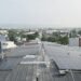 Paneles solares en techos de casas de barrio residencial australiano con baterías de almacenamiento.