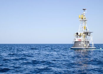Boya flotante en aguas costeras para monitoreo de calidad del agua en playas.