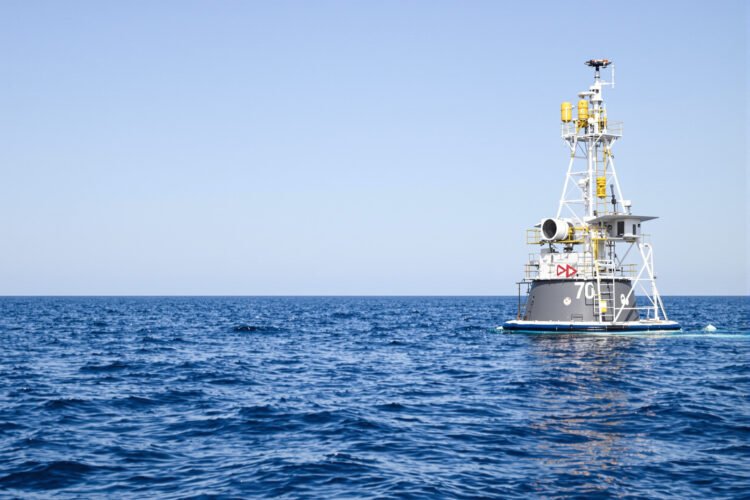Boya flotante en aguas costeras para monitoreo de calidad del agua en playas.