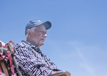 Persona mayor en un día de calor extremo, una de las poblaciones más vulnerables al estrés térmico incompensable.