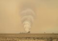 Columna de humo de incendio forestal en paisaje europeo, ilustrando el impacto del cambio abrupto de clima en Francia y Españ