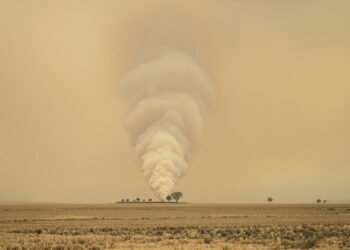 Columna de humo de incendio forestal en paisaje europeo, ilustrando el impacto del cambio abrupto de clima en Francia y Españ
