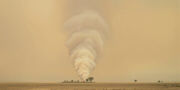 Columna de humo de incendio forestal en paisaje europeo, ilustrando el impacto del cambio abrupto de clima en Francia y Españ