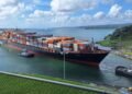 Vista de las esclusas del Canal de Panamá con embarcaciones en tránsito bajo cielo despejado.