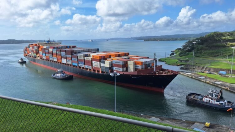 Vista de las esclusas del Canal de Panamá con embarcaciones en tránsito bajo cielo despejado.
