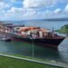 Vista de las esclusas del Canal de Panamá con embarcaciones en tránsito bajo cielo despejado.